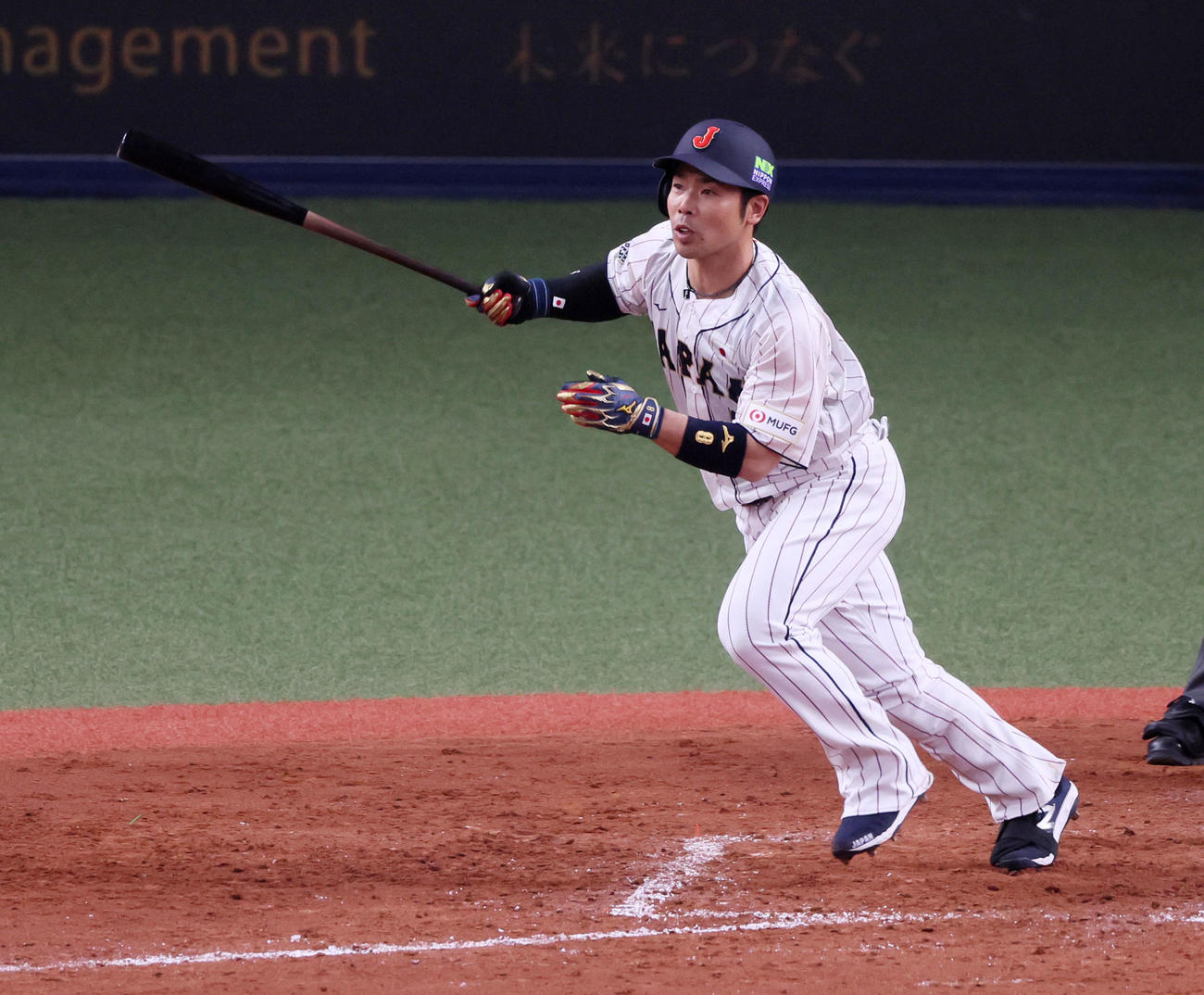 日本対欧州　5回裏日本1死一、二塁、近藤は右へ適時二塁打を放つ（撮影・加藤哉）