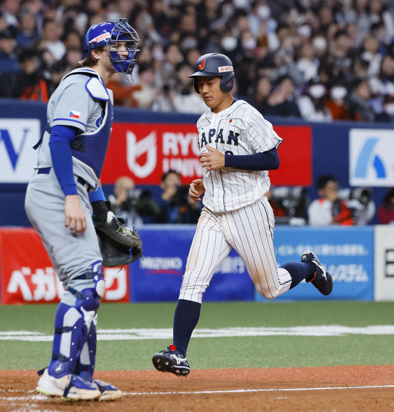 日本対欧州　5回裏日本1死一、二塁、近藤の右越え2点適時二塁打で生還する西川（撮影・藤尾明華）