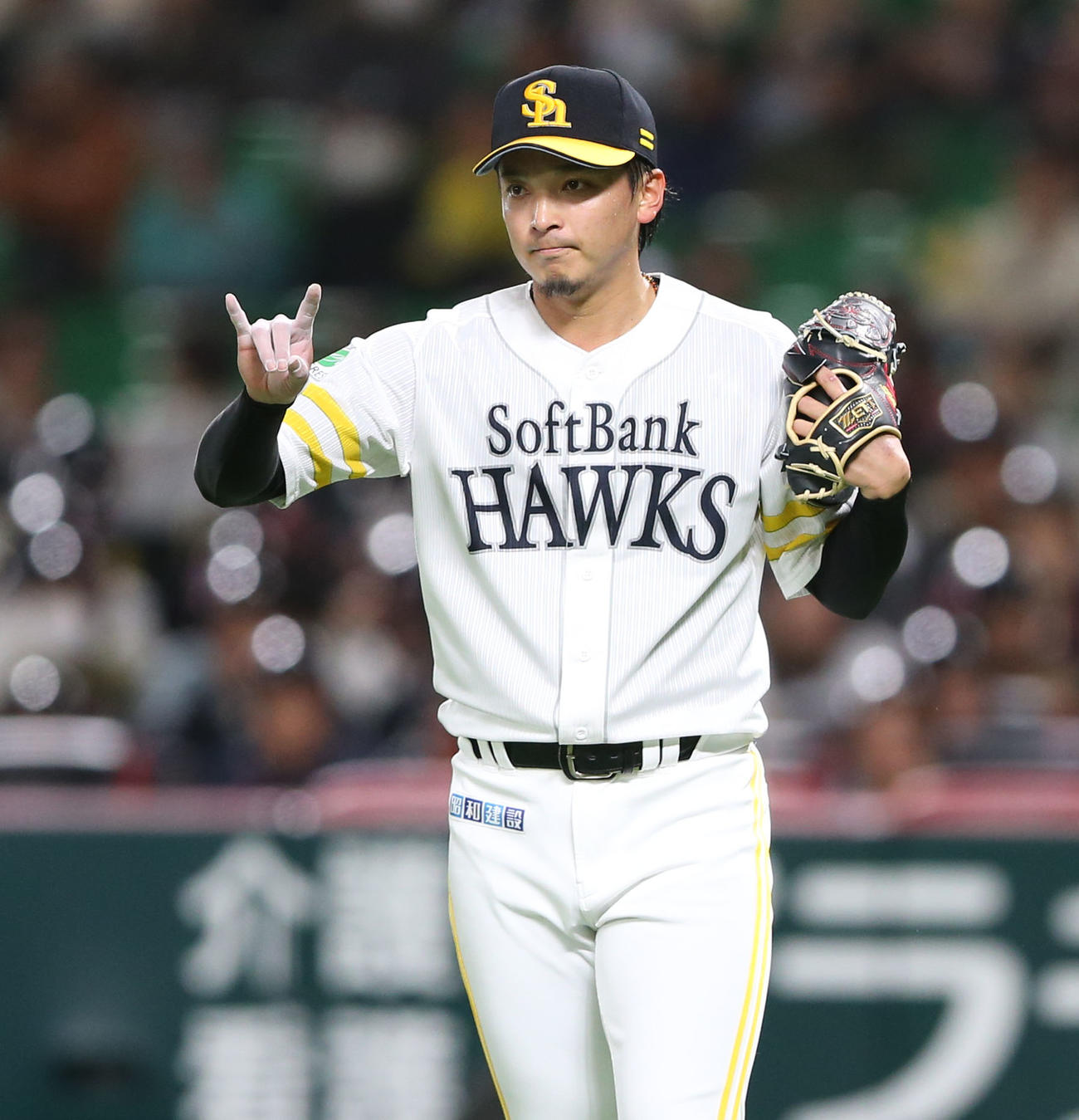 ソフトバンク対ヤクルト　2回表ヤクルト1死一塁、宮本を二ゴロに打ち取りナインへ合図する東浜（撮影・冨田成美）