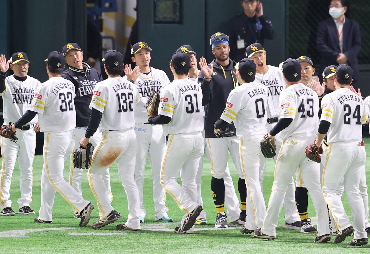 ソフトバンク対ヤクルト　ヤクルトに勝利しナインを出迎える小久保監督（左から3人目）と東浜（同5人目）ら（撮影・梅根麻紀）
