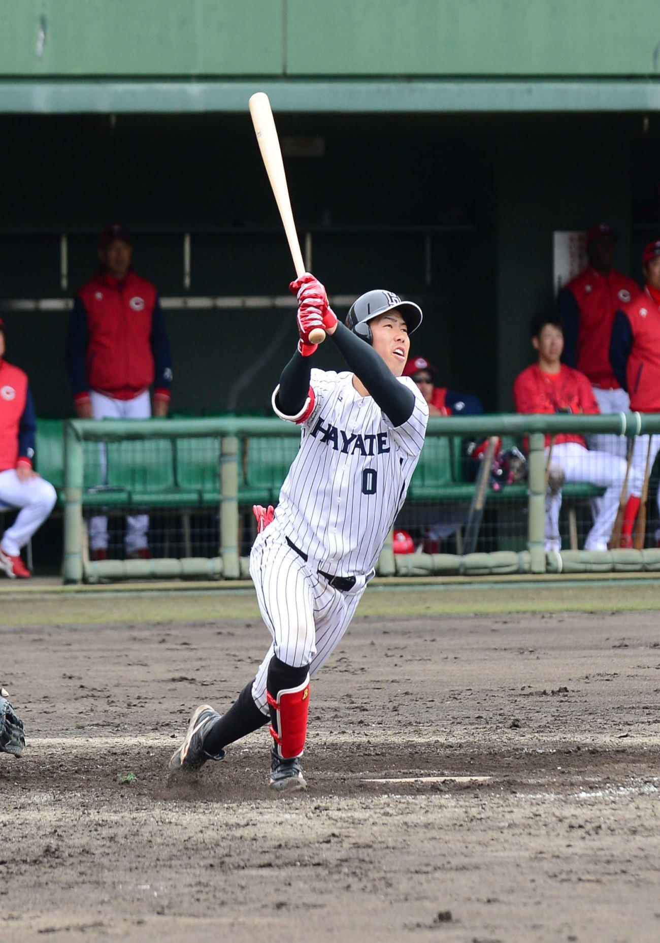 5回に右翼フェンス直撃の安打を放つくふうハヤテ・深谷