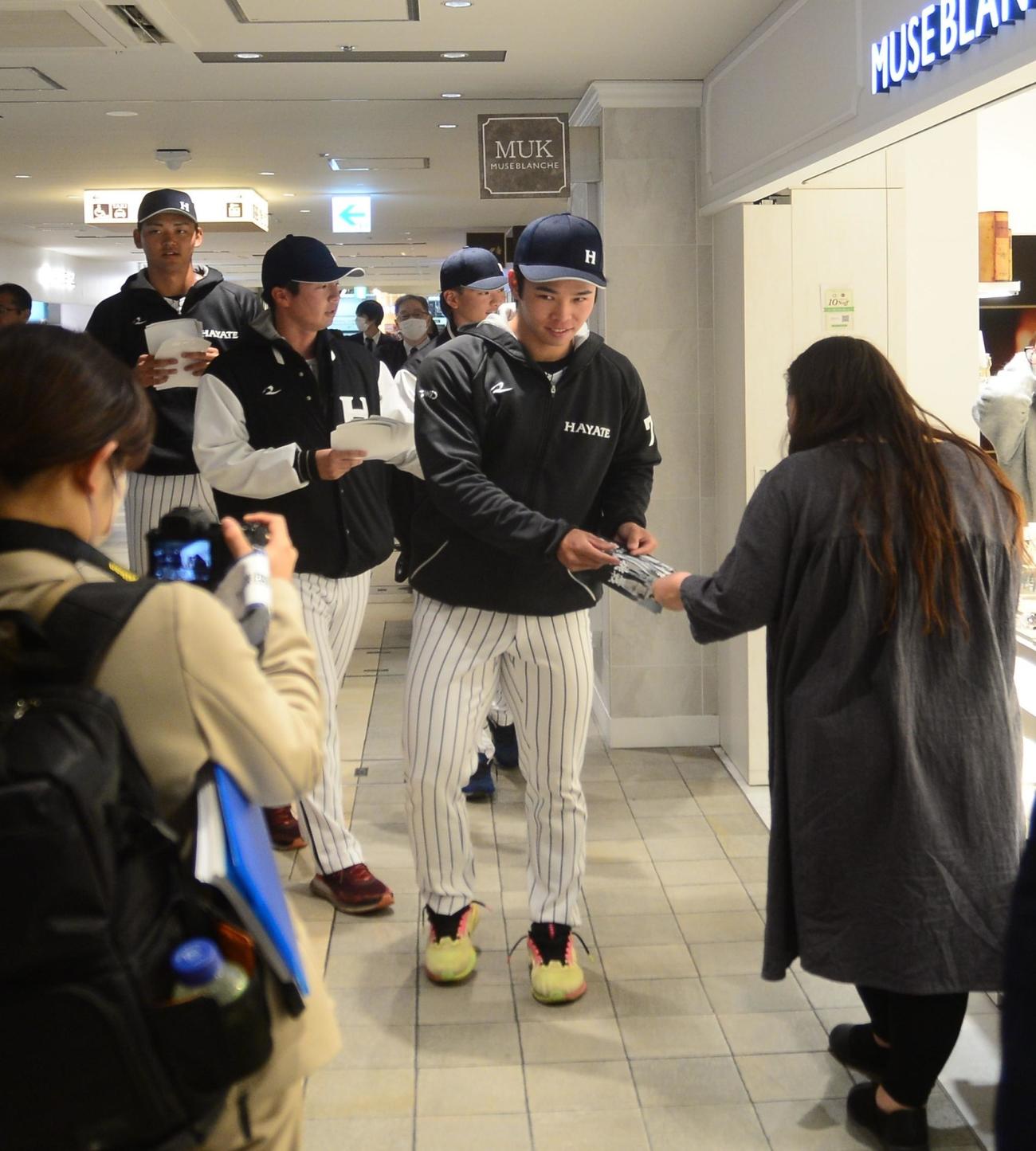 開幕カードのチラシを配る野口（中央）らくふうハヤテの選手