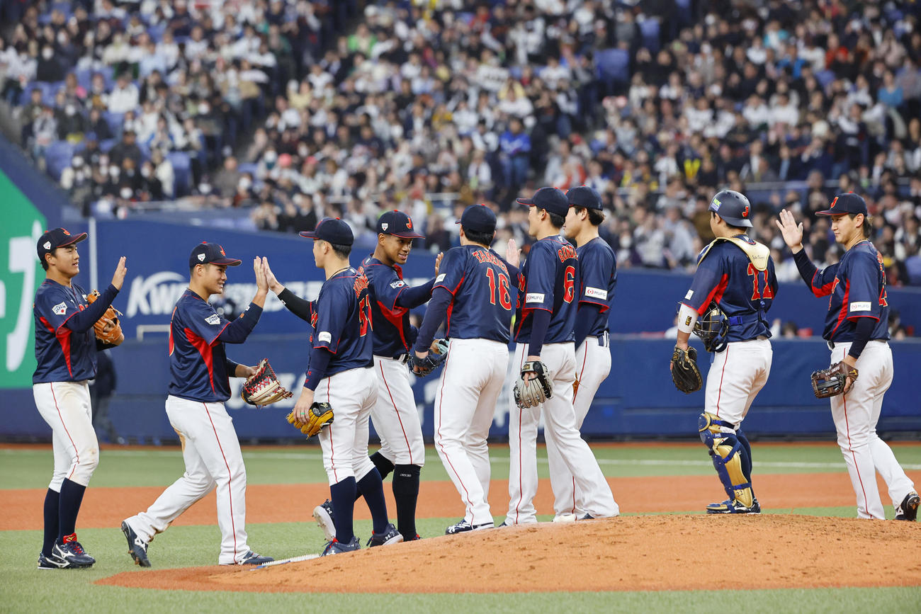 欧州対日本　継投で完全試合を達成し、タッチを交わす日本ナイン（撮影・藤尾明華）