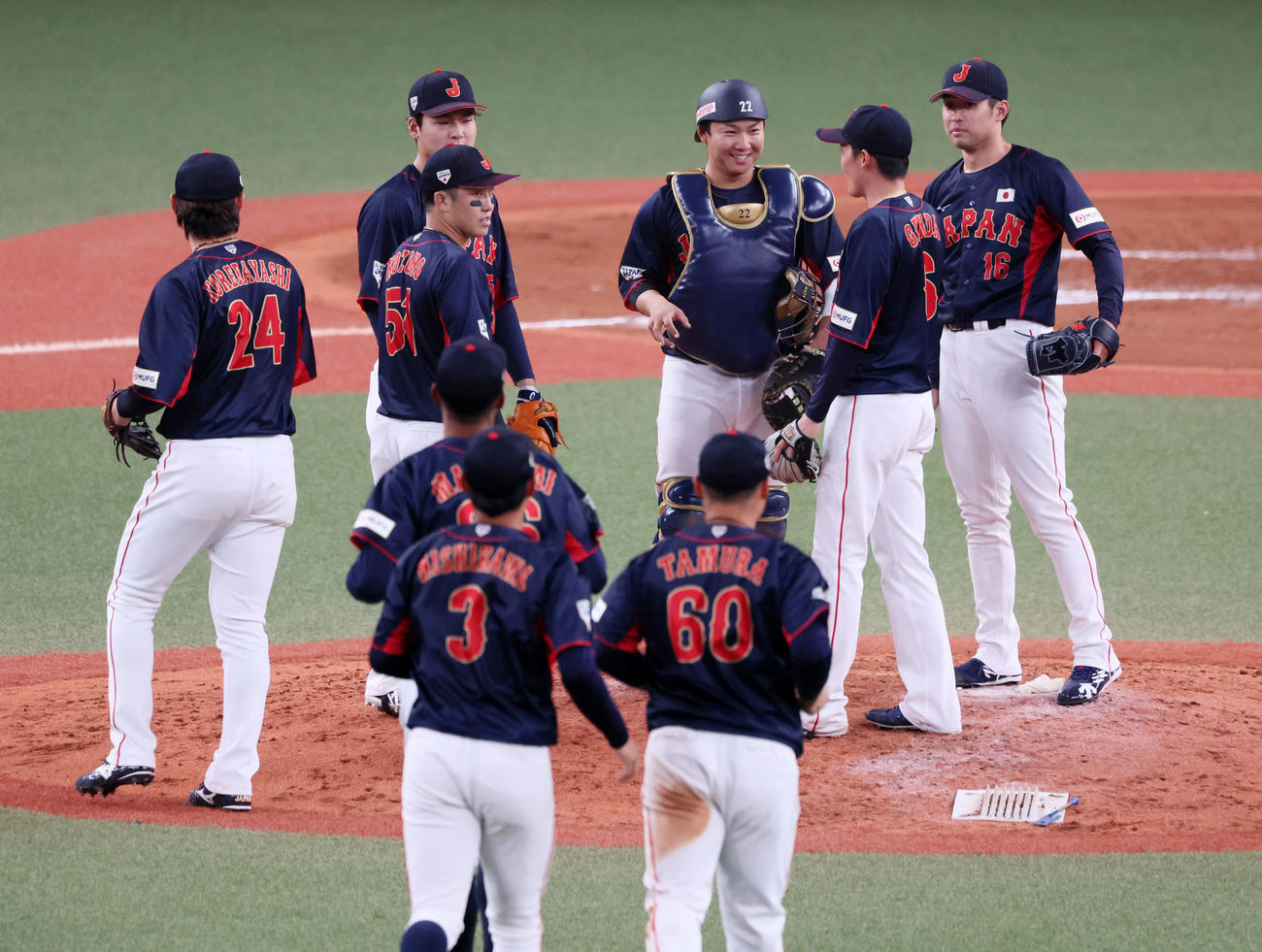 欧州対日本　継投で完全試合を達成し、タッチを交わす日本ナイン（撮影・加藤哉）