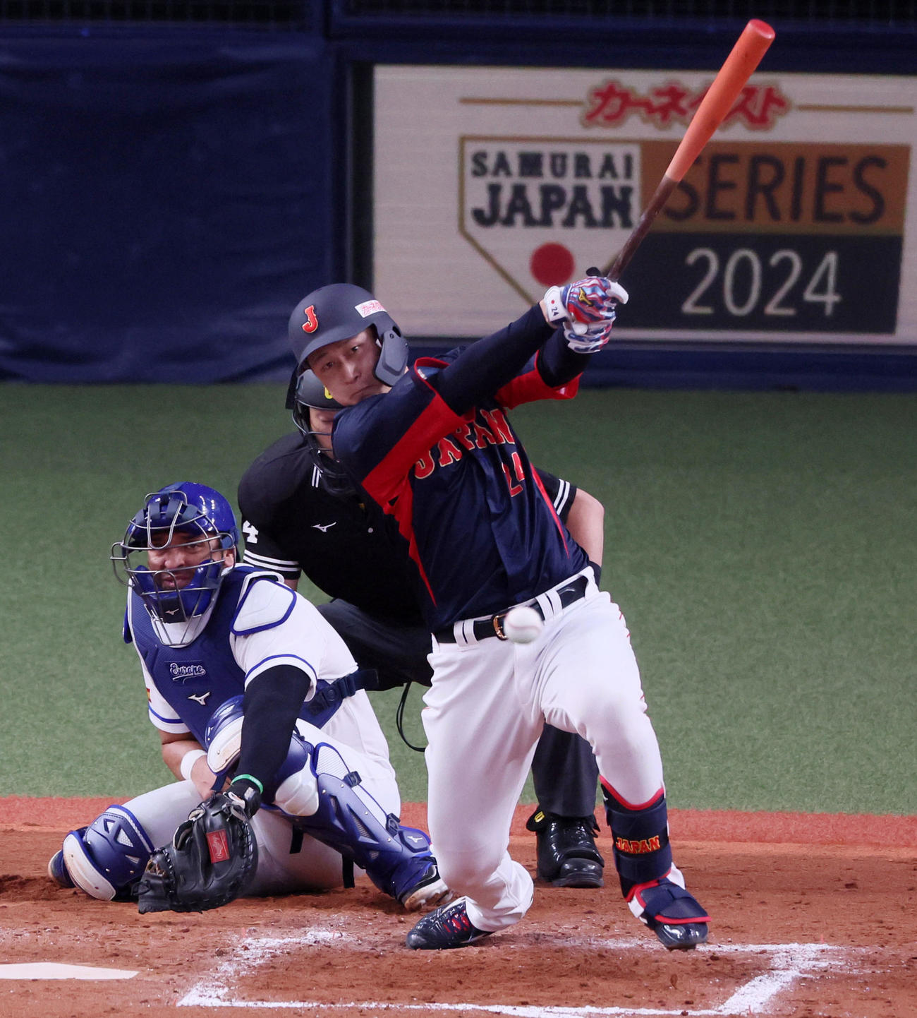 欧州対日本　8回表日本2死一、二塁、紅林は遊失で打点を挙げる（撮影・加藤哉）