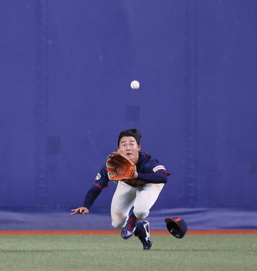 欧州対日本 7回裏欧州無死、セラサの中飛を好捕する西川(撮影・藤尾明華)