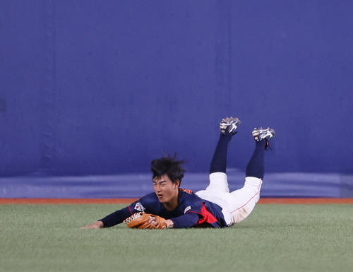 欧州対日本 7回裏欧州無死、セラサの中飛を好捕する西川(撮影・藤尾明華)