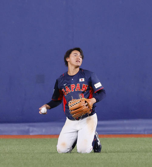 欧州対日本 7回裏欧州無死、デラノ・セラサの中飛を好捕した西川(撮影・藤尾明華)