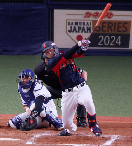 欧州対日本 8回表日本2死一、二塁、紅林は遊失で打点を挙げる(撮影・加藤哉)