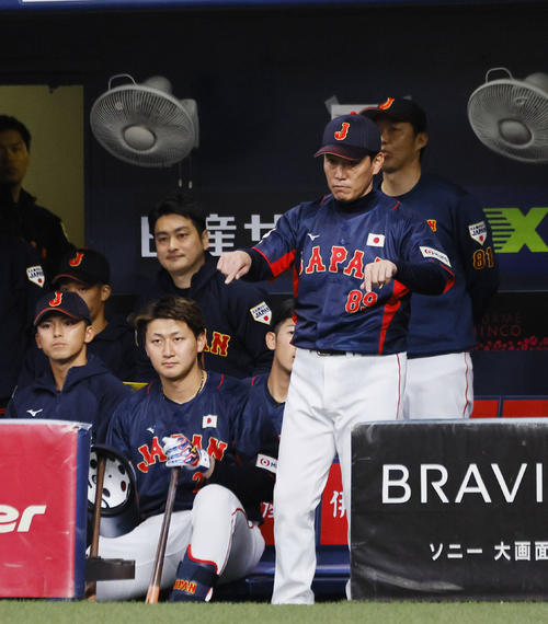 欧州対日本 1回表日本無死一、二塁、森下翔の三ゴロでリクエストをする井端監督(撮影・藤尾明華)