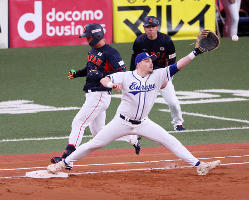 欧州対日本 1回表日本無死一、二塁、森下は三ゴロ併殺打に終わる。一塁手ムジーク(撮影・加藤哉)