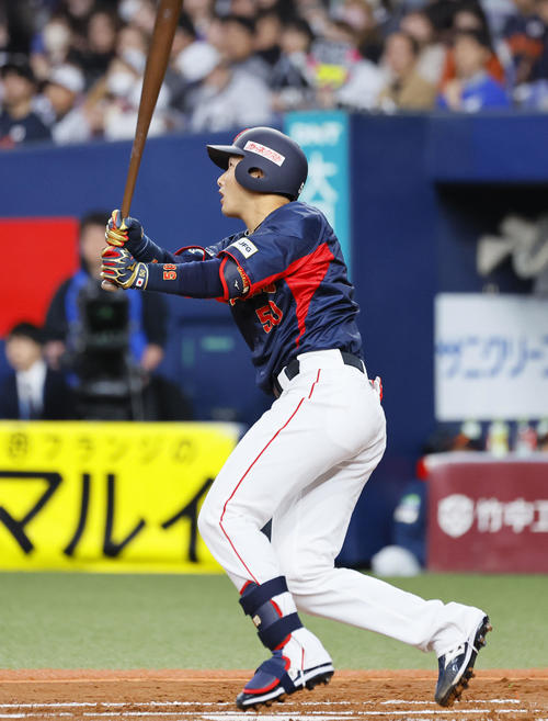 欧州対日本 2回表日本1死一、三塁、山本は先制の中犠飛を放つ(撮影・藤尾明華)
