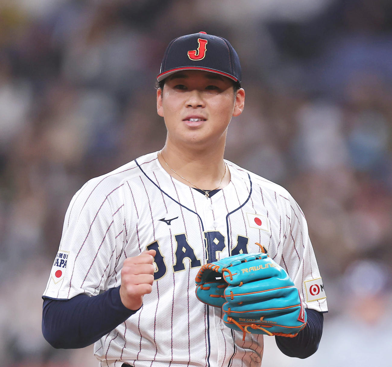 日本対欧州　6回表、三塁手紅林の好守に笑顔を見せる山下（撮影・前田充）