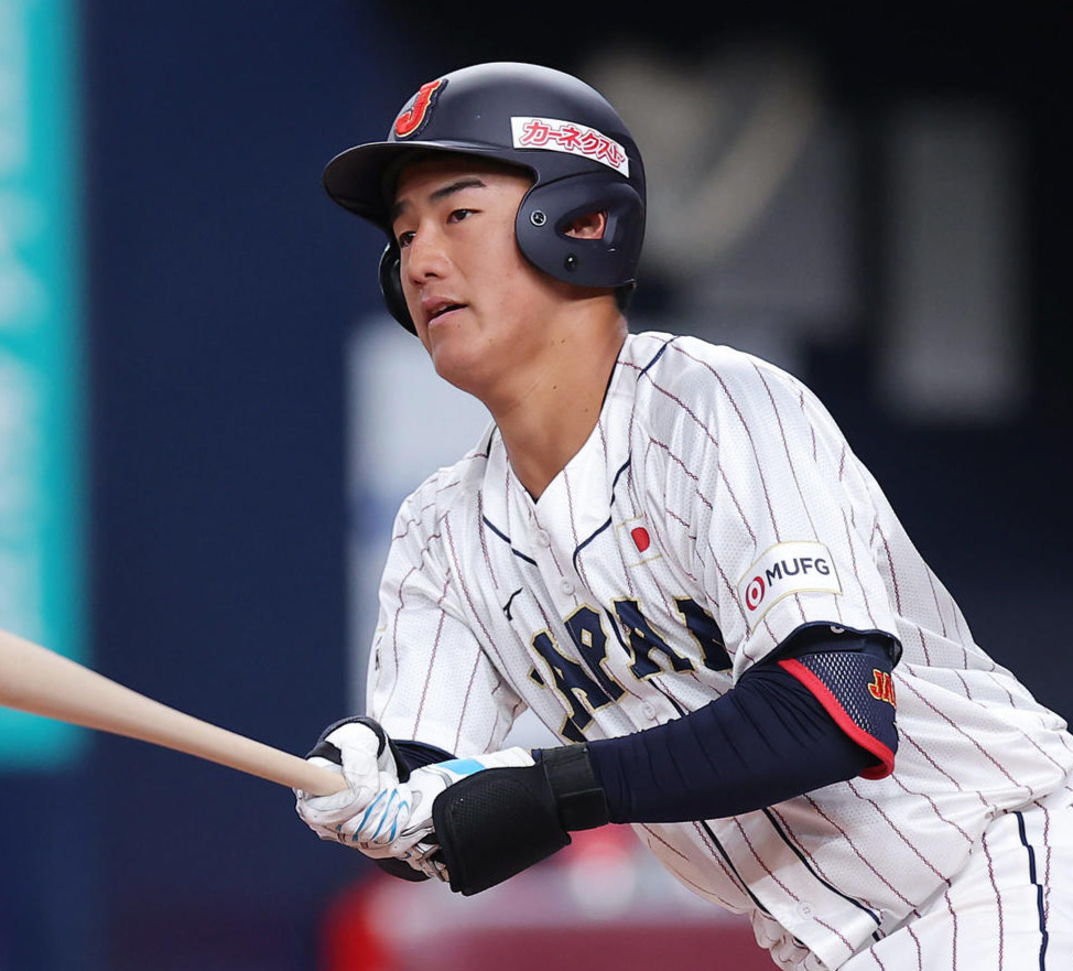 日本対欧州　6回裏日本2死一、二塁、左適時二塁打を放つ西川（撮影・前田充）