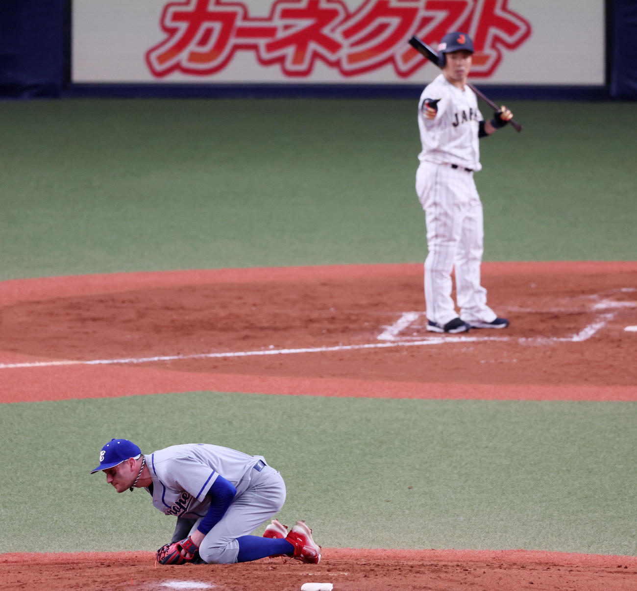 日本対欧州　3回裏日本1死、打者近藤への投球後マウンドにしゃがみ込むシュナイダー（撮影・加藤哉）