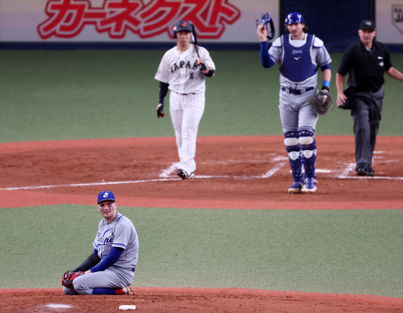 日本対欧州　3回裏日本1死、打者近藤への投球後マウンドにしゃがみ込むシュナイダー（撮影・加藤哉）