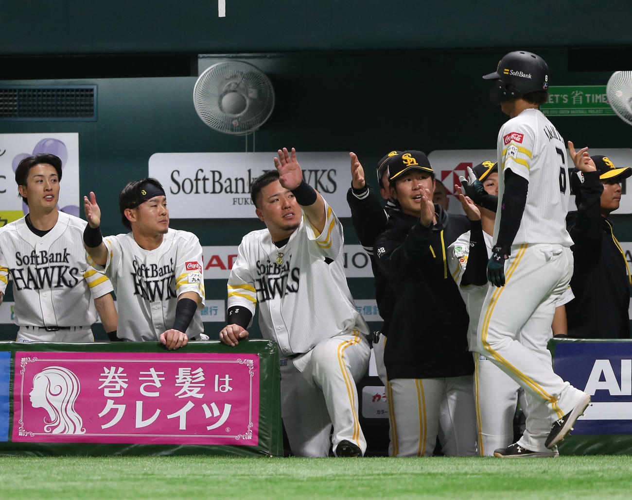 ソフトバンク対ヤクルト　4回裏ソフトバンク1死二、三塁、柳田の一ゴロの間に三塁走者の今宮が生還し先制、ベンチのナインとタッチ（撮影・冨田成美）