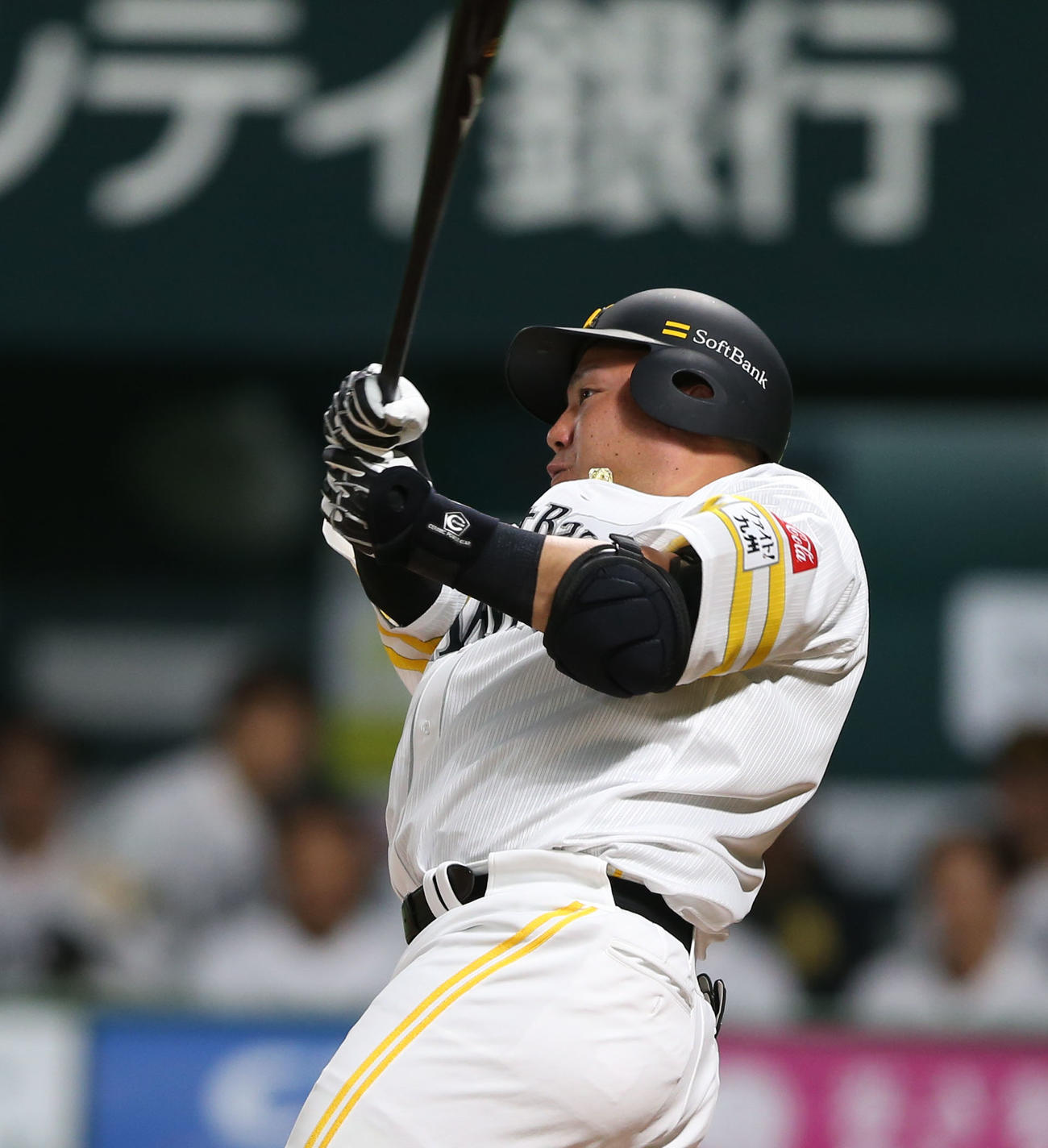 ソフトバンク対ヤクルト　2回裏ソフトバンク無死、山川は左前打を放つ（撮影・冨田成美）