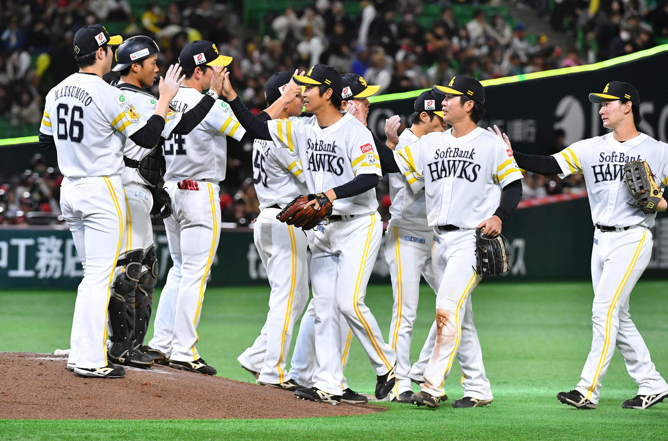 ソフトバンク対ヤクルト　ヤクルトに連勝し、マウンドでタッチを交わすソフトバンクナイン（撮影・岩下翔太）