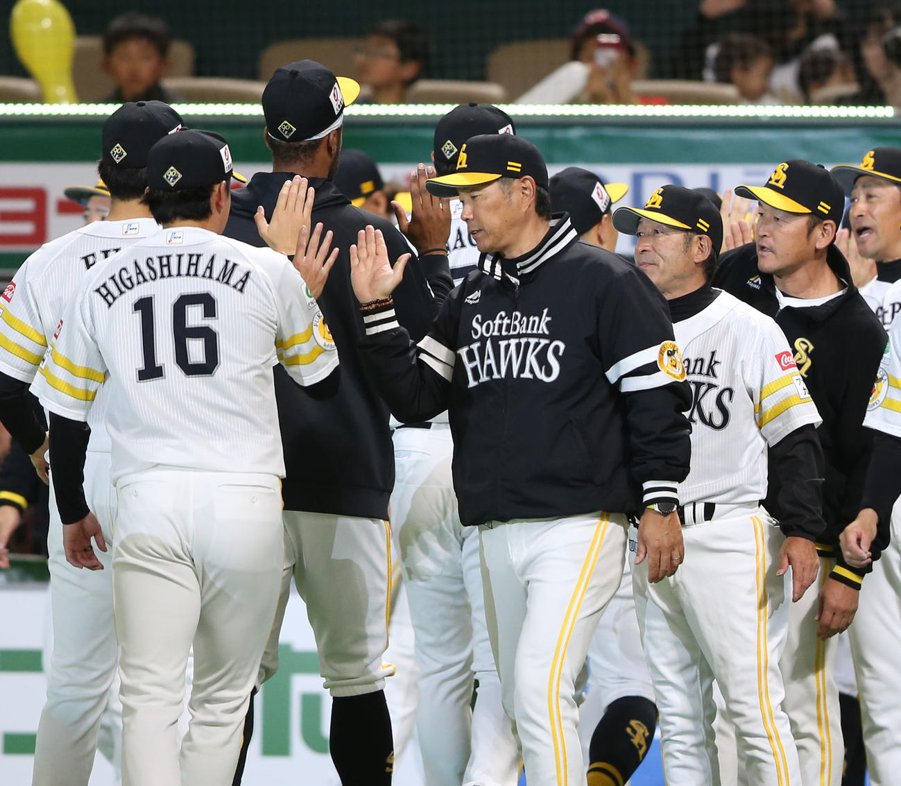 ソフトバンク対ヤクルト　ヤクルトに勝利し先発の東浜巨とタッチを交わすソフトバンク小久保監督（中央）（撮影・冨田成美）