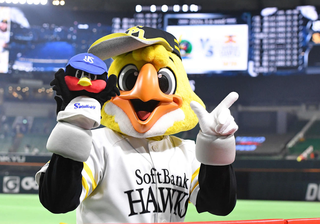 ソフトバンク対ヤクルト　つば九郎のパペットを手にVIVAポーズを決めるハリーホーク（撮影・岩下翔太）