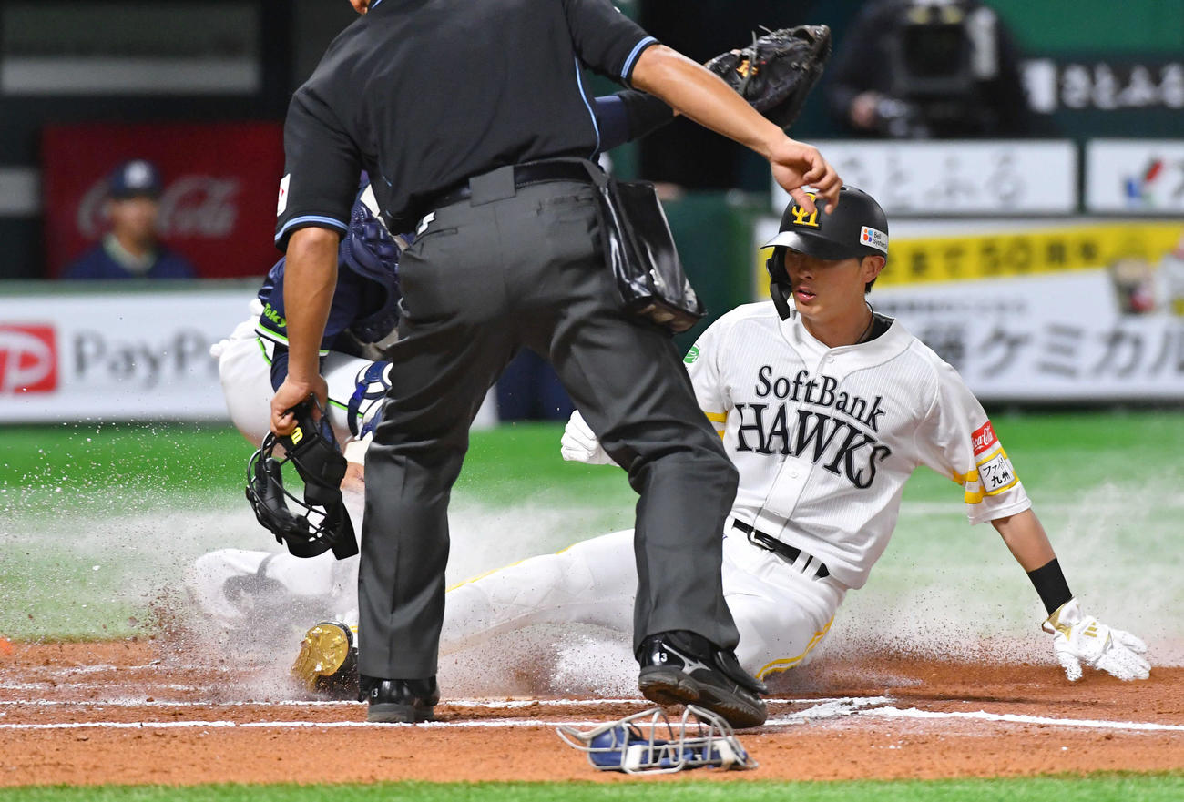 ソフトバンク対ヤクルト　6回裏ソフトバンク1死三塁、中村晃の左犠飛で生還する周東（撮影・岩下翔太）