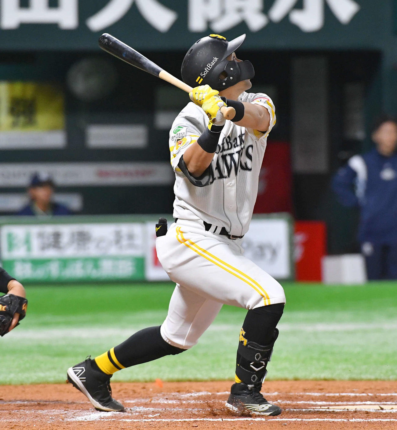 ソフトバンク対ヤクルト　6回裏ソフトバンク1死三塁、中村晃は左犠飛を放つ（撮影・岩下翔太）