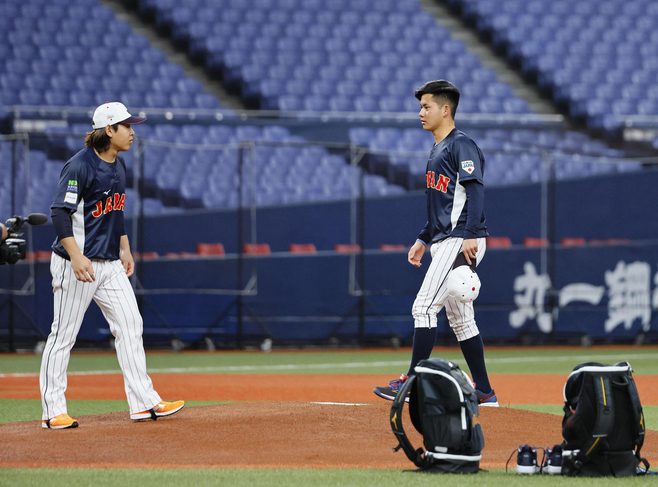 マウンドを確認する宮城（左）と金丸（撮影・藤尾明華）