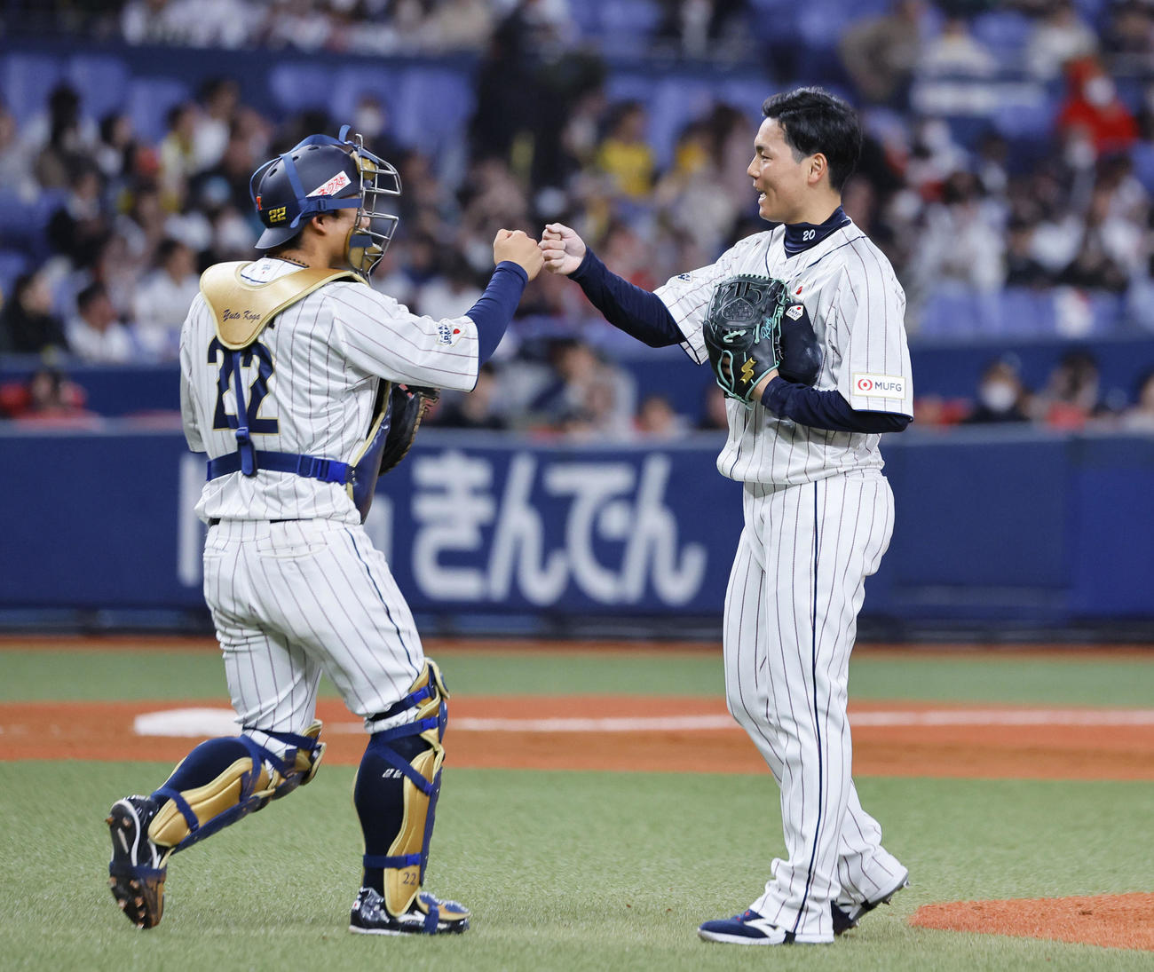 日本対欧州　9回を締め、古賀（左）とタッチを交わす栗林（撮影・藤尾明華）