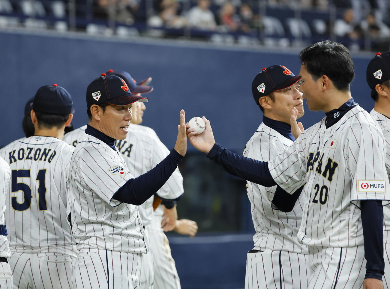 日本対欧州　欧州に勝利した日本井端監督（左）は最後を締めた栗林から勝利球を渡されるが受け取らず（撮影・藤尾明華）
