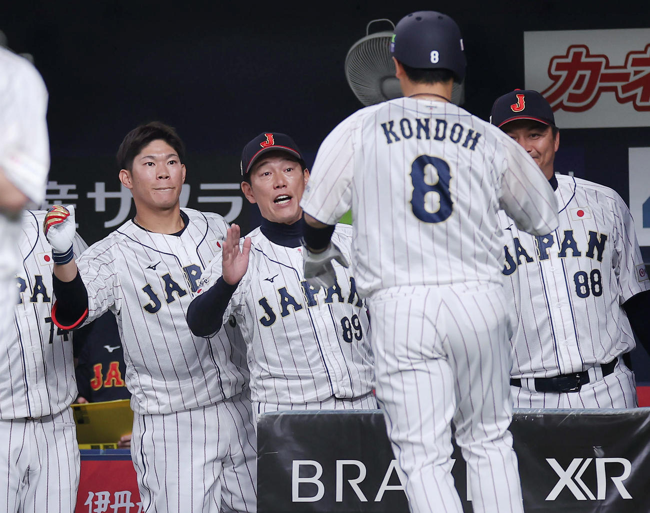 日本対欧州　1回裏日本1死一、三塁、紅林の適時打で生還した近藤（手前）を迎える井端監督（中央）ら（撮影・前田充）