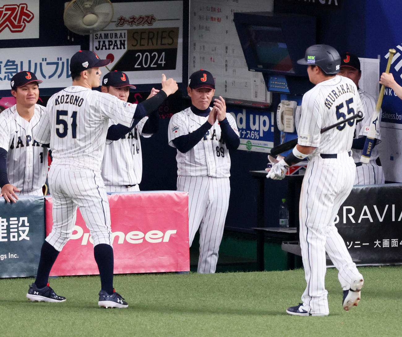 日本対欧州　1回裏を終えベンチへ引き揚げる村上（右）に拍手を送る井端監督（撮影・加藤哉）