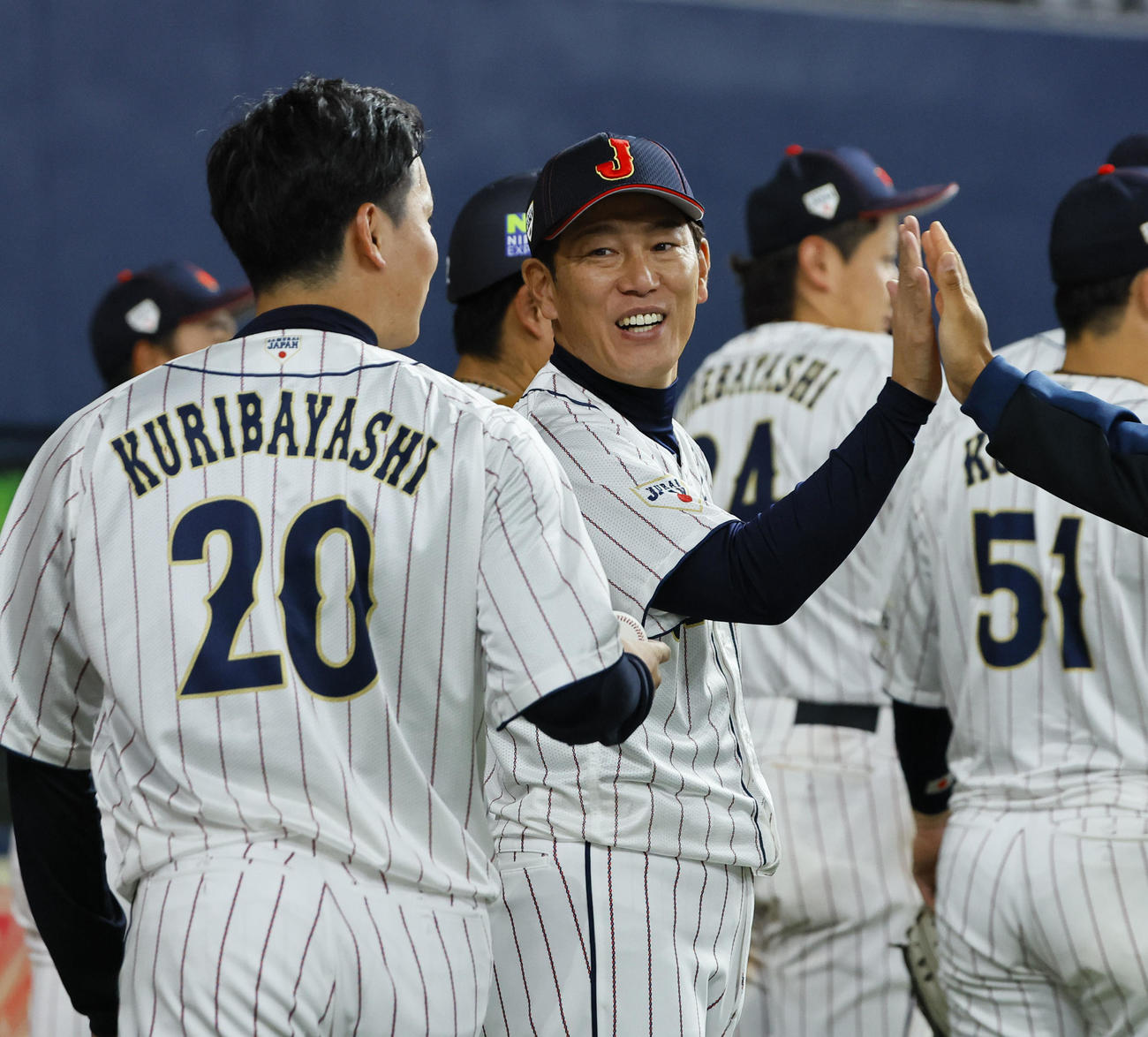 日本対欧州　欧州に勝利し、栗林からウィニングボールを渡されるも、受け取りを断る日本井端監督（中央）（撮影・藤尾明華）