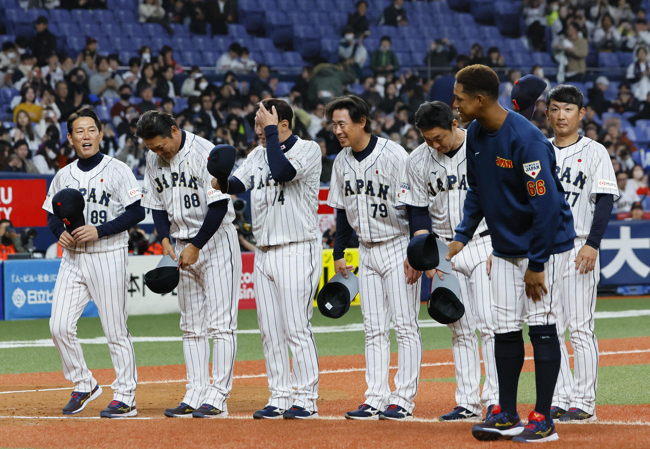 日本対欧州　欧州に勝利し、あいさつする井端監督（左端）ら日本（撮影・藤尾明華）