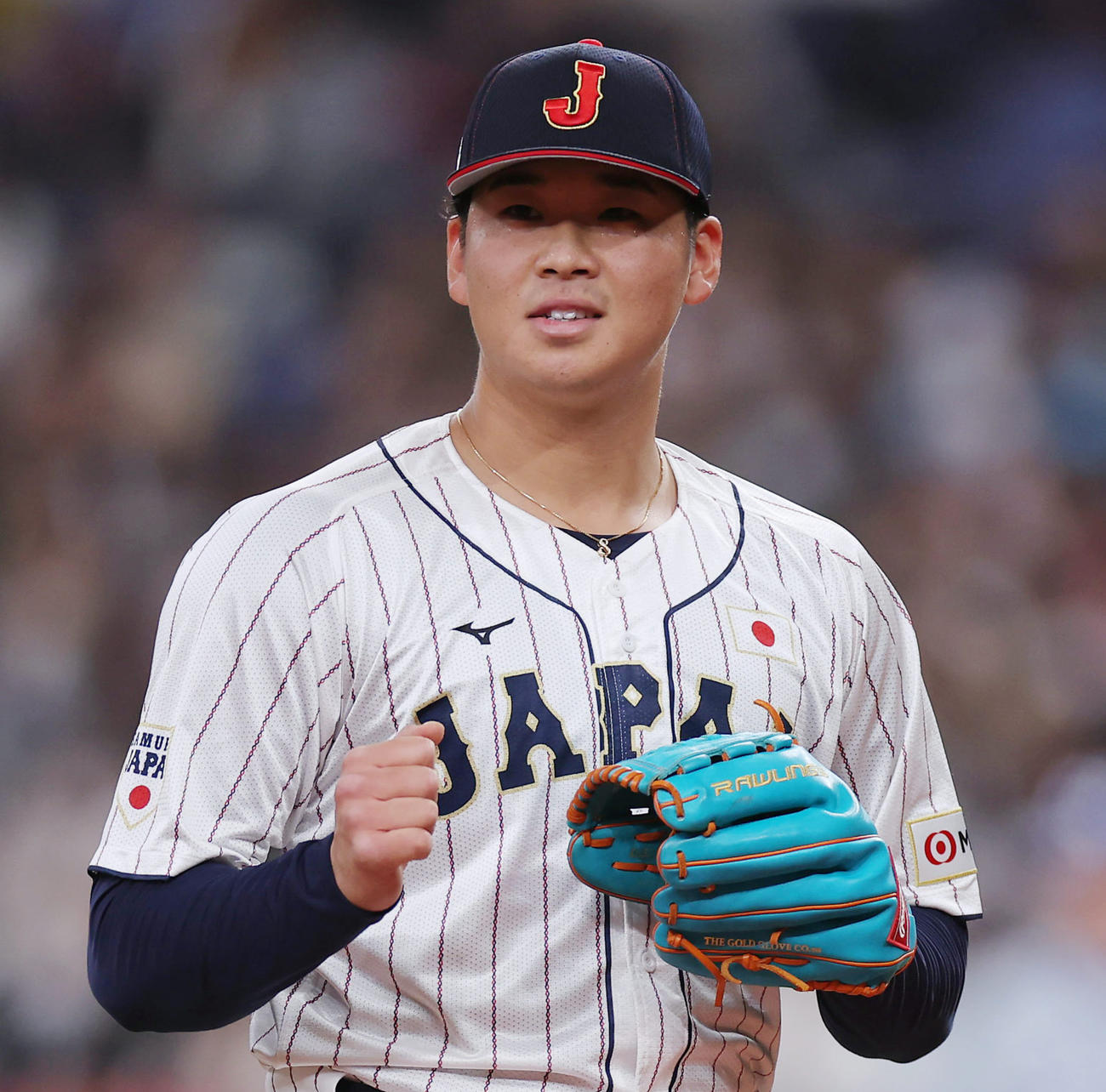 日本対欧州　6回表、三塁手紅林の好守に笑顔を見せる山下（撮影・前田充）