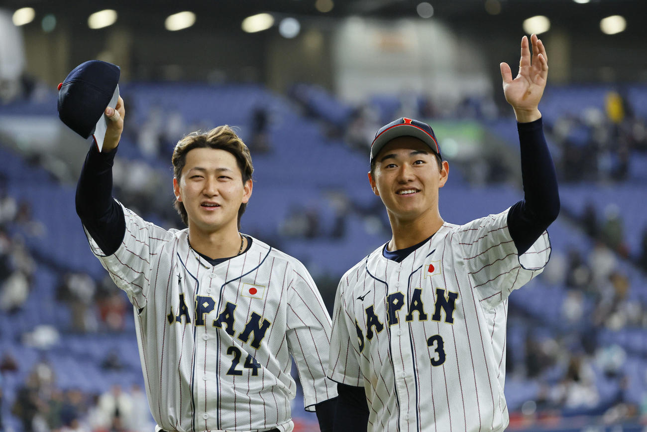 日本対欧州　ヒーローインタビューをファンに手振る紅林（左）と西川（撮影・藤尾明華）