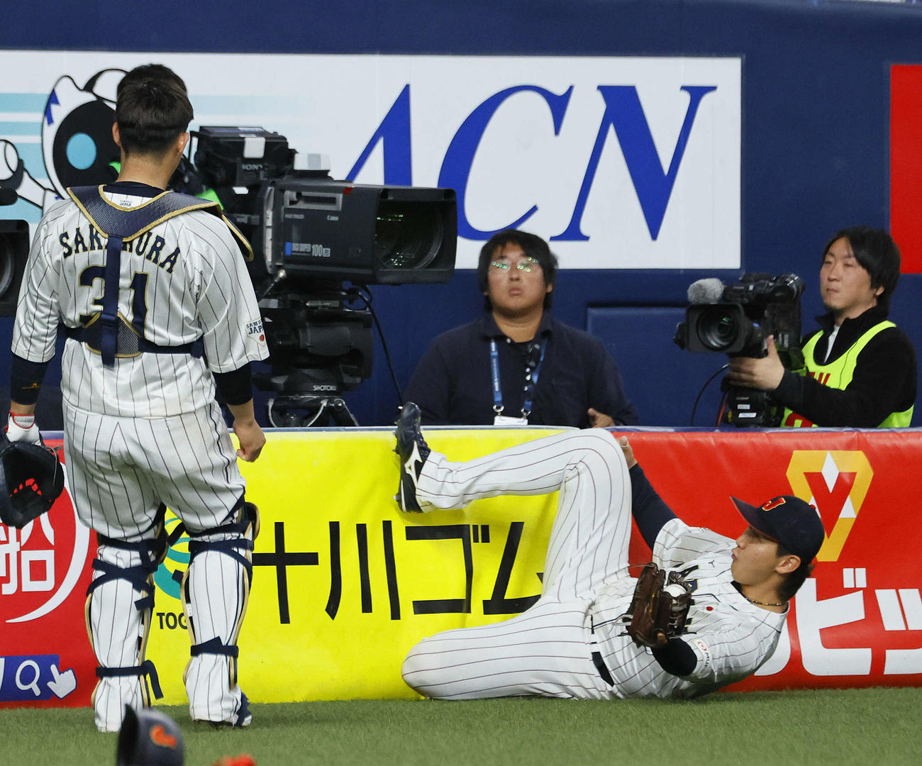日本対欧州　6回表欧州無死、ベルトレの三邪飛を捕球する紅林（撮影・藤尾明華）
