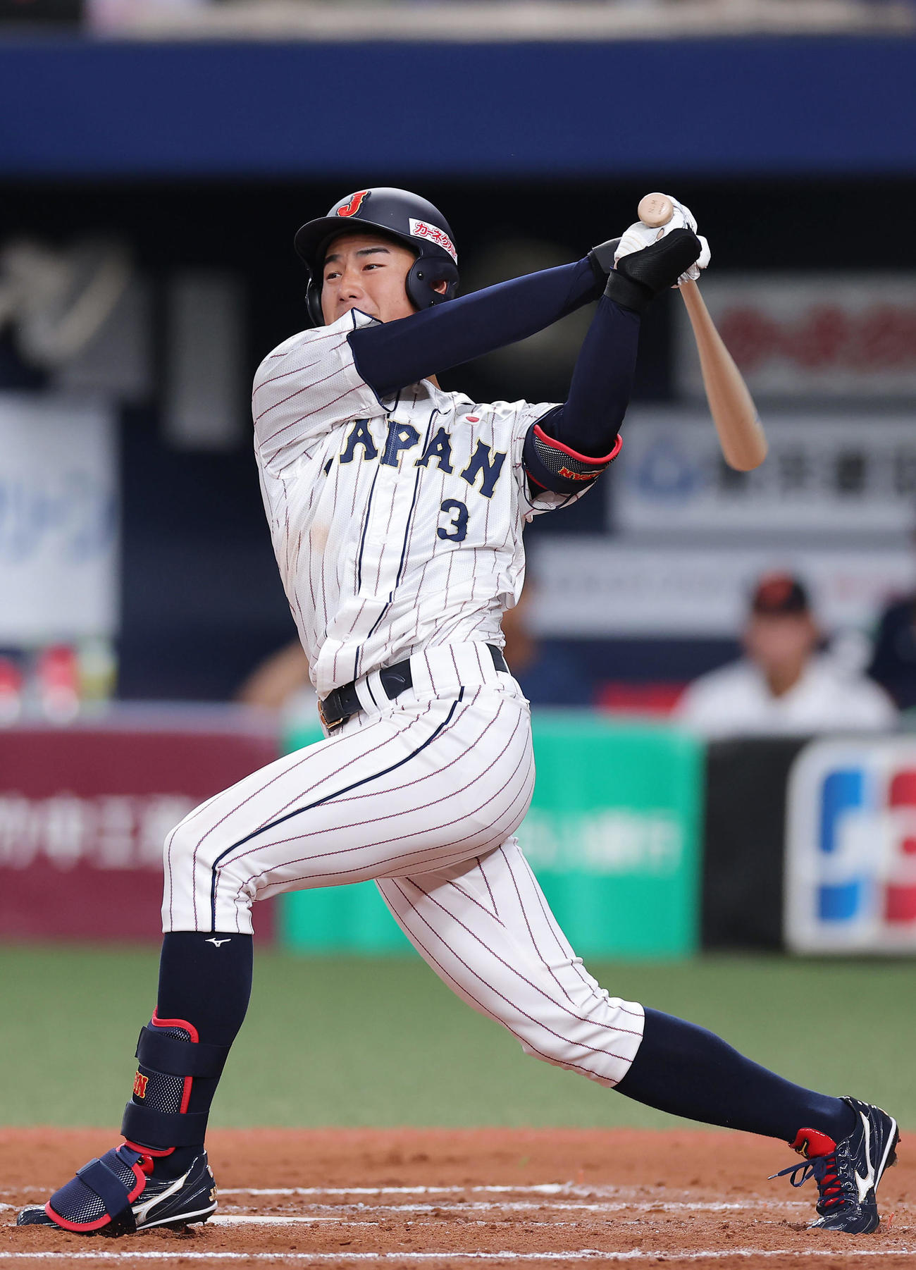 日本対欧州　6回裏日本2死一、二塁、左適時二塁打を放つ西川（撮影・前田充）