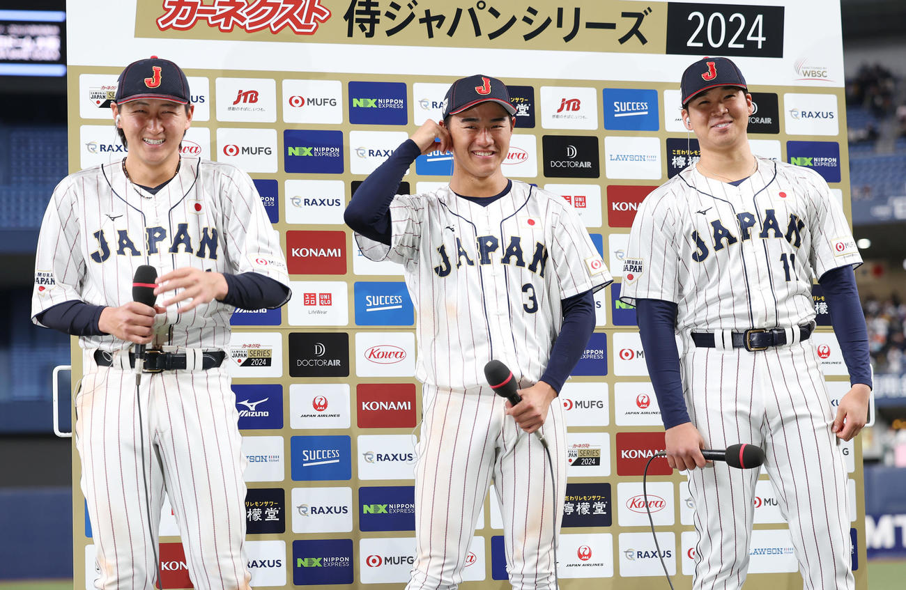 日本対欧州　ヒーローインタビューで笑顔を見せる紅林（左）西川（中央）と山下（撮影・前田充）