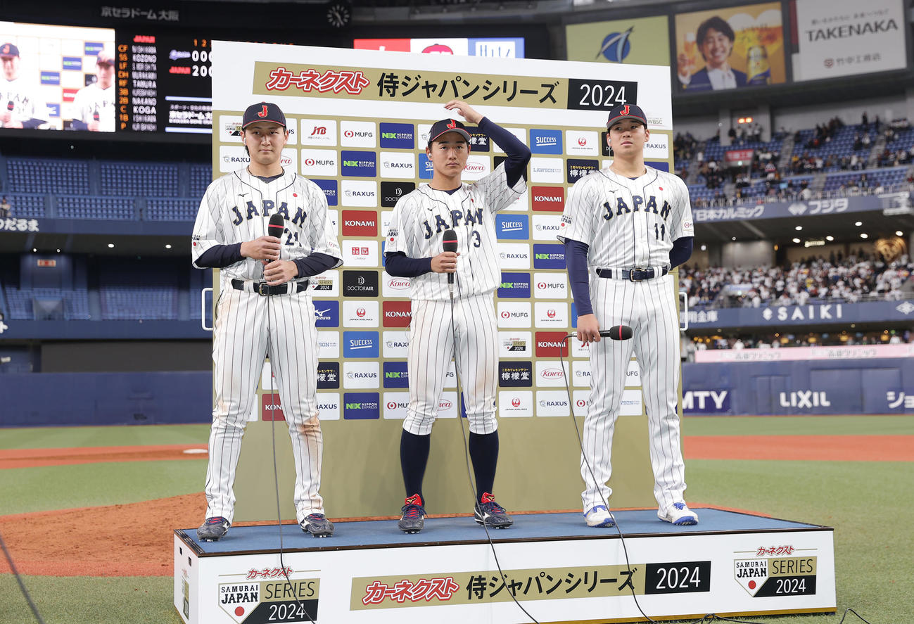 日本対欧州　お立ち台にあがる、左から紅林、西川、山下（撮影・前田充）