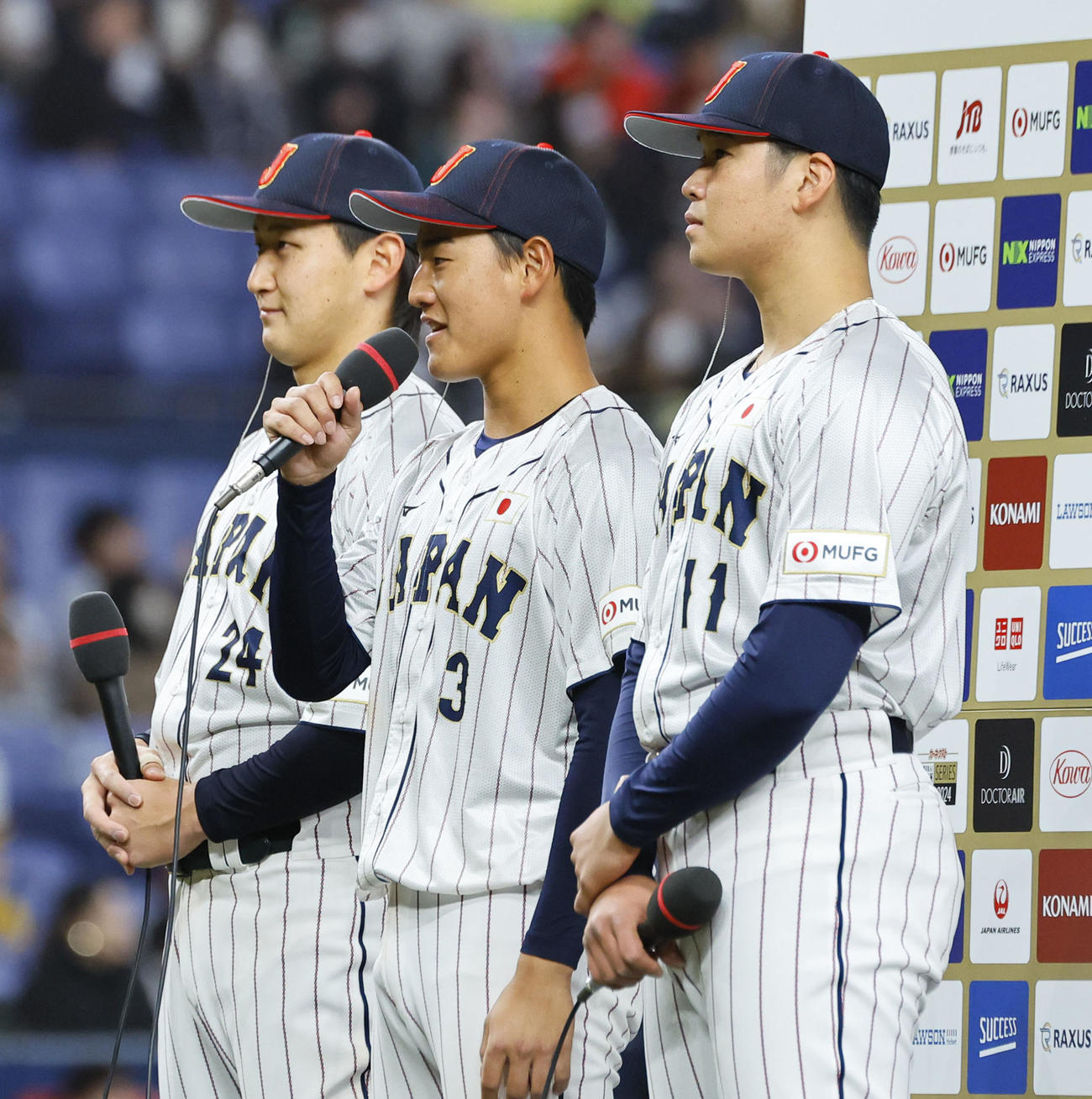 日本対欧州　ヒーローインタビューを受ける（左から）紅林、西川、山下（撮影・藤尾明華）