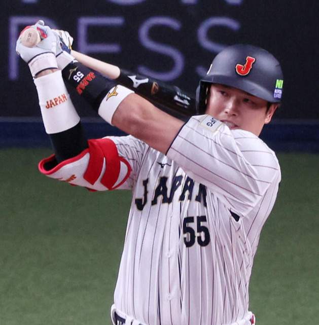 侍ジャパン対欧州代表　1回裏侍ジャパン1死一、三塁、村上は右適時打を放つ。投手はトム・デブロック（撮影・加藤哉）