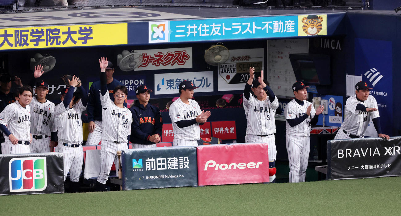 侍ジャパン対欧州代表　回裏侍ジャパン1死二、三塁、村上の右適時打に盛り上がるベンチのナイン（撮影・加藤哉）
