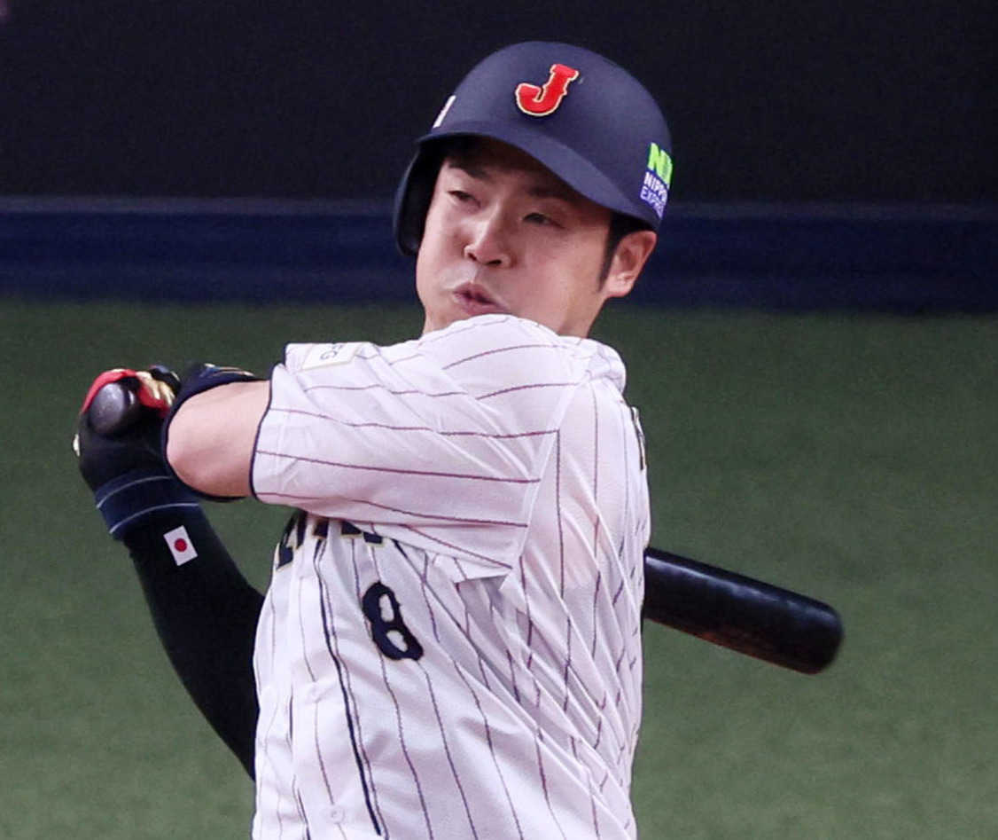 日本対欧州　5回裏日本1死一、二塁、近藤は右へ適時二塁打を放つ（撮影・加藤哉）