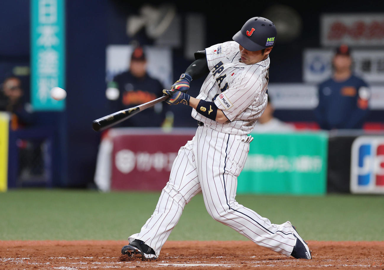 日本対欧州　5回裏日本1死一、二塁、右翼線に2点適時二塁打を放つ近藤（撮影・前田充）