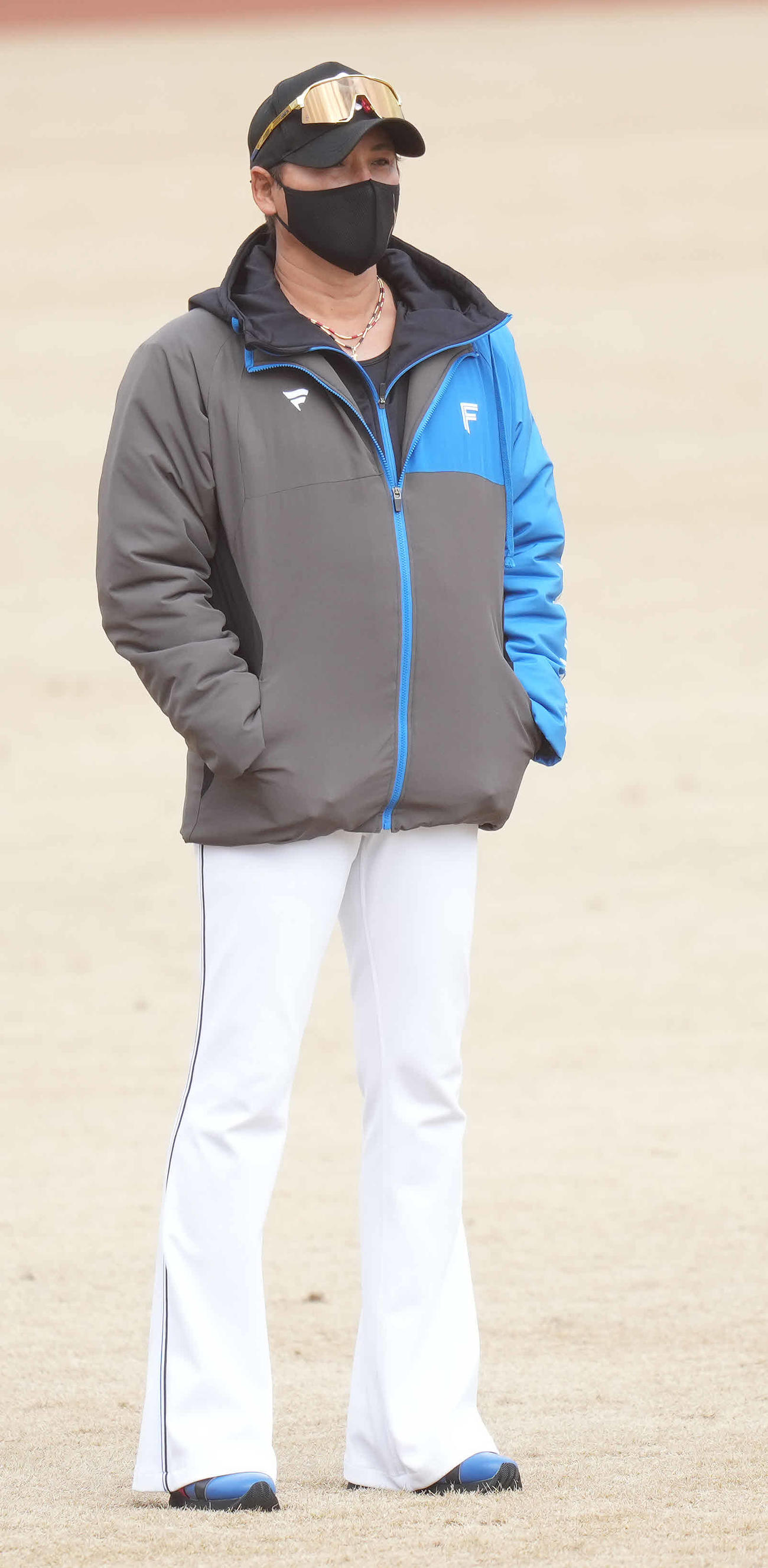 日本ハム対西武　試合前練習を見る日本ハム新庄監督（撮影・鈴木みどり）