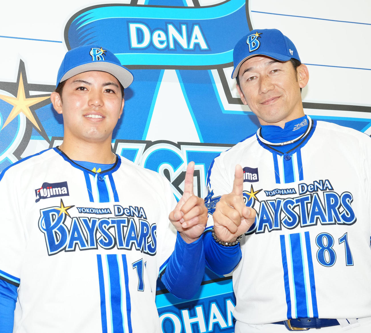 開幕投手が決定し、DeNA三浦監督（右）と背番号の「11」を見せる東（撮影・江口和貴）