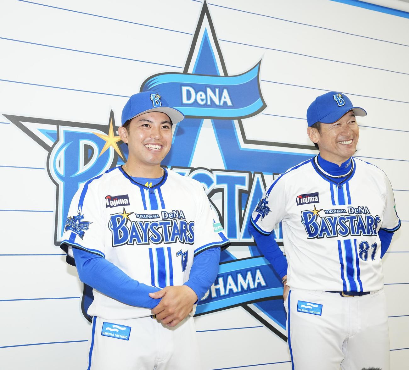 DeNA三浦監督（右）から開幕投手を発表され、笑顔を見せる東（撮影・江口和貴）