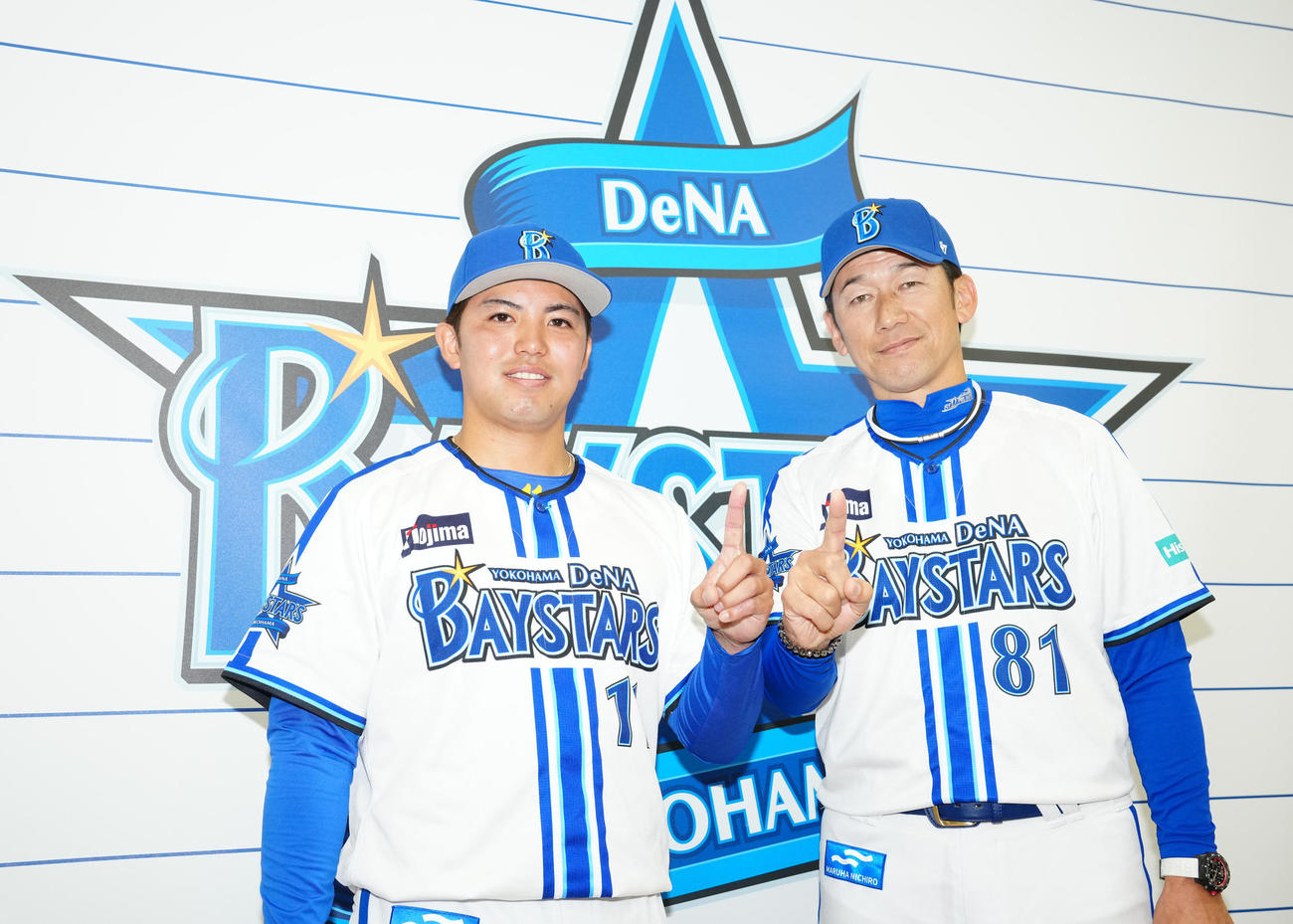 開幕投手が決定し、DeNA三浦監督（右）と背番号の「11」を見せる東（撮影・江口和貴）