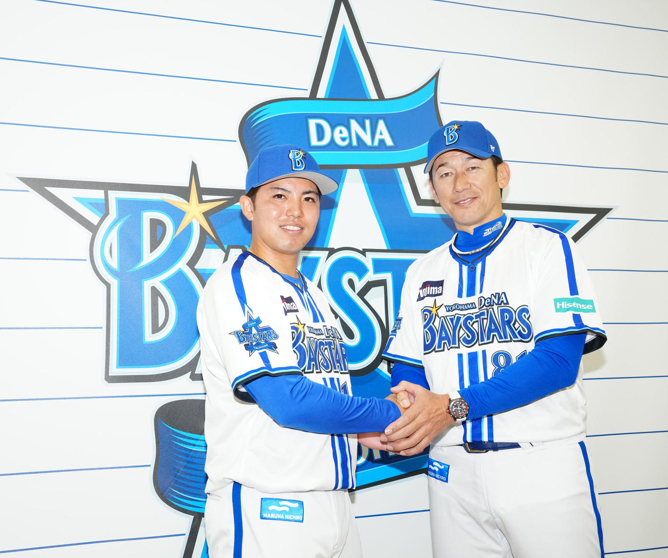 開幕投手が決定し、DeNA三浦監督（右）と握手を交わす東（撮影・江口和貴）
